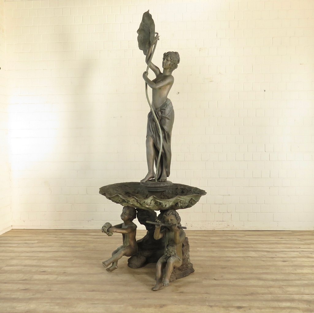 Wasserspeier Frau mit Blume Bronze 1,70 m