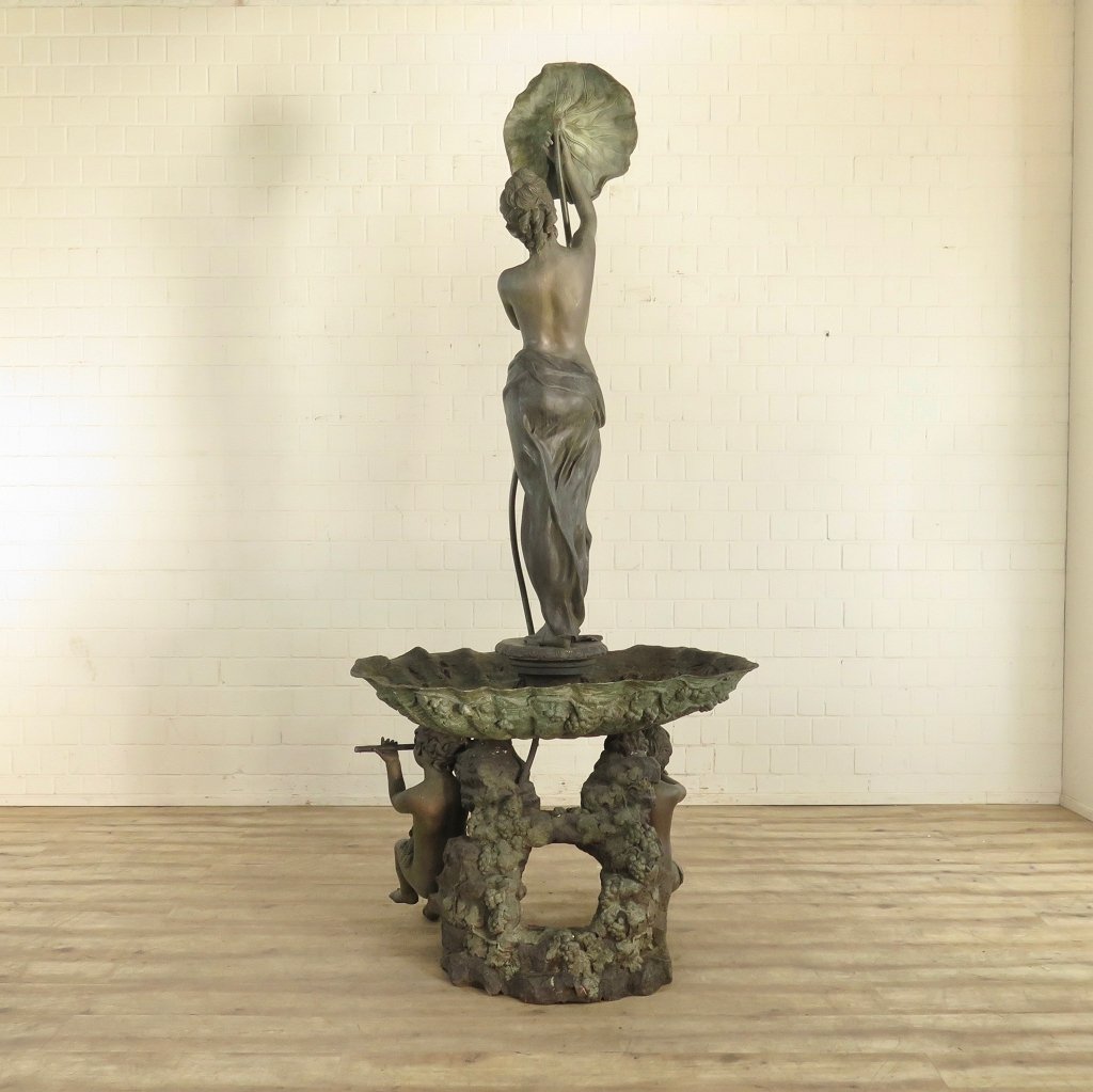 Wasserspeier Frau mit Blume Bronze 1,70 m