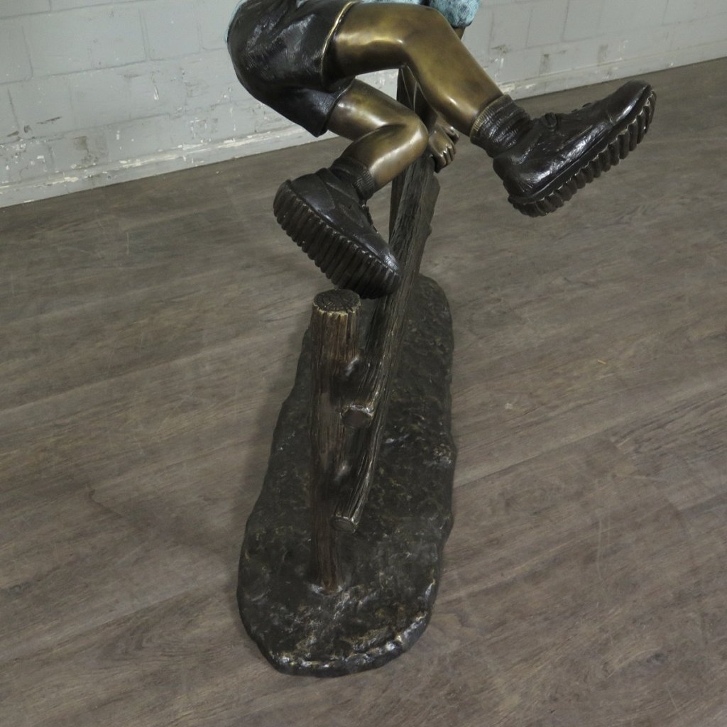 Skulptur Junge Holzzaun Bronze 0,90 m